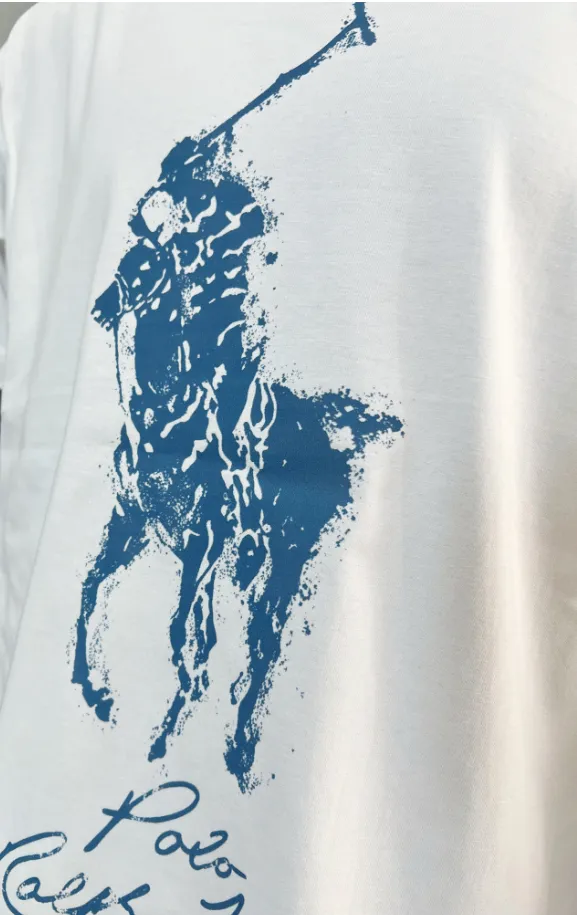 P180 Ralph Lauren Polo Ralph Lauren new Equestrian Knight Nevis island printed round neck short-sleeved T-shirt; new products are available on the official website at the same time; strict control of LOGO size; color matching and color matching details are consistent with the official website; simple and fashionable style; 280g double yarn pure cotton fabric is selected; high specification tight threaded neckline; back body is pressed and boned; high temperature anti-shrinking process is pre-made before leaving the factory; not easy to deform and shrink after washing; essential clothing for three seasons; color: black White, sizes XS-L (can wear up to 200 pounds)